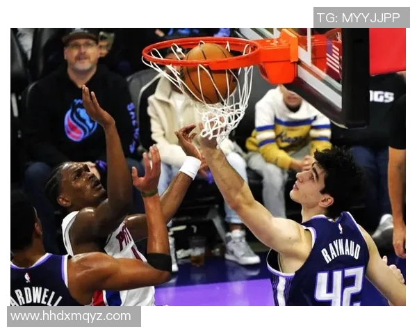 热身赛精彩对决国王队与热火队激战正酣展现篮球魅力与团队合作精神